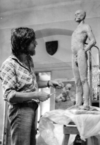 Gotthard Janda se studií sochy Antonína Dvořáka
