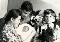 Novorozený Vladimír Škvor s rodiči a bratrem (křest 20. 6. 1935)