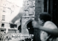 Vladimír Škvor (s vlaječkou) u Prašné brány během vojenské přehlídky, na snímku jsou pravděpodobně vojáci Rudé armády, květen 1945 (autorem snímku je otec pamětníka)