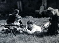 Další fotografie z rodinného alba rodiny Škvorových, nazvaná "Mobilizace 1938". Na fotografii je malý Vladimír s bratrem Zdeňkem