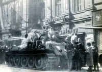 Vítání Rudé armády, květen 1945. Chlapec sedící na tanku je Vladimír, pod ním ve skautském kroji stojí jeho bratr Zdeněk (autor snímku je jejich otec)