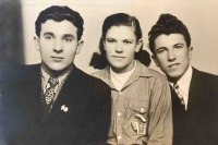 Vasiliki Niku s bratrem a bratrancem