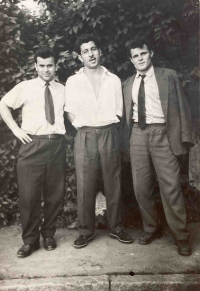 Manžel Tanasis Niku (vpravo) s přáteli