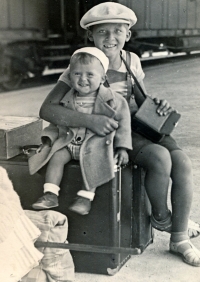 Vladimír s bratrem v roce 1936