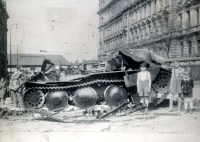 Pražské povstání květen 1945, na snímku je Vladimír Škvor u zničeného německého tanku v Opletalově ulici (autor fotografie je otec pamětníka)