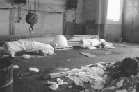 Snímek ze série fotografií dokumentujících tvorbu nové sochy Milana Rastislava Štefánika. Originál ze sochařského ateliéru Bohumila Kafky nechal v roce 1953 komunistický režim v Bratislavě zničit. Tvorbu kopie vedl Gotthard Janda