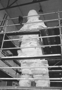 Snímek ze série fotografií dokumentujících tvorbu nové sochy Milana Rastislava Štefánika. Originál ze sochařského ateliéru Bohumila Kafky nechal v roce 1953 komunistický režim v Bratislavě zničit. Tvorbu kopie vedl Gotthard Janda