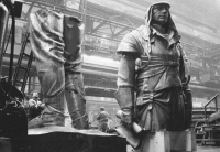 Snímek ze série fotografií dokumentujících tvorbu nové sochy Milana Rastislava Štefánika. Originál ze sochařského ateliéru Bohumila Kafky nechal v roce 1953 komunistický režim v Bratislavě zničit. Tvorbu kopie vedl Gotthard Janda