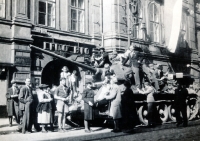 Vítání Rudé armády, květen 1945. Mladík ve skautském kroji nalevo je Zdeněk Škvor, bratr pamětníka, malý chlapec za ním je Vladimír Škvor (autor snímku je jejich otec)