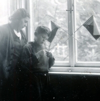 Vladimír připravuje s maminkou československé vlaječky na oslavy konce války