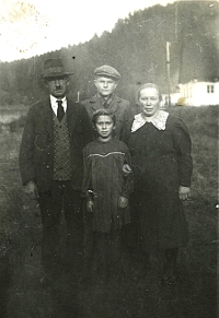 Zleva tatínek Robert Müller, bratr Rudolf Müller, pod ním Anna Feigl rozená Müller a maminka Amalia Müller