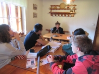 Drahomír Strnadel během nahrávání rozhovoru pro projekt Příběhy našich sousedů v roce 2024