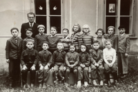 Jan Lukšík (horní řada třetí zleva) v 1. třídě, 1957
