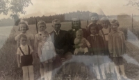Rodiče pamětníka s vnoučaty, Hačky, 50. léta