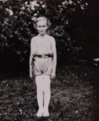 Vlasta Smetánková v roli ptáka Ohniváka ve školním představení v Licibořicích, rok 1958