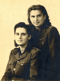 Jiřina Bajborová (vpravo) jako radistka československé armády na východní frontě