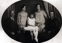 Prarodiče Fantovi a jejich dcery Marie, Vlasta a Růžena, rok 1888