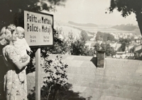 Maminka Jiřina Průšová s malým Janem Průšou, Police n. Metují, 1943