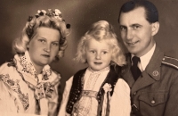 S rodiči Jiřinou a Janem Průšovými, 1945