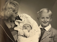 Maminka Jiřina Průšová se synem Jiřím (uprostřed) a Janem Průšou (vpravo), 1948