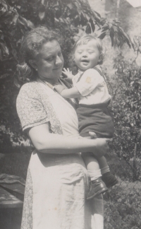 Bratr Jiří se narodil v roce 1953 s Downovým syndromem a byl odkázaný na péči rodiny