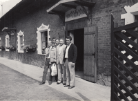 Zdeněk Hlačík (zcela vpravo) s delegací hlavních představitelů polského chovu plnokrevníků v Napajedlích 