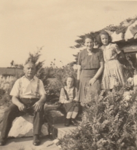 Děda Adolf, Zdeňka, matka Ludmila, sestra Dana, pravděpodobně 1943