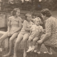 Sestra Dana, Zdeňka, bratr Jiří, matka Ludmila, pravděpodobně 1950
