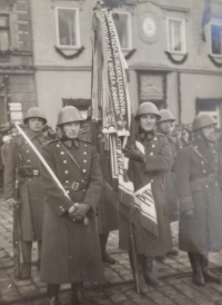 Dědeček pamětnice František Fikota držící prapor, člen stráže T. G. Masaryka, 1935