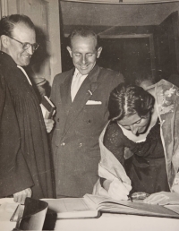 Svědci na svatbě Emil a Dana Zátopkovi, Praha, 1957