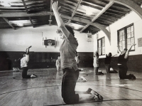 Olga Fikotová předcvičuje v USA, 70. léta 20. století