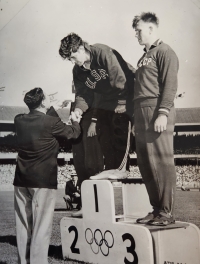 Harold Connolly, otec pamětnice, přebírá zlatou medaili na olympijských hrách v Melbourne, 1956