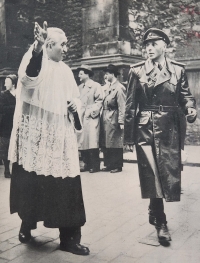 Momentka z církevní části svatebního obřadu, kněz ukazuje, kam má jít příslušník Státní policie, Praha, 1957