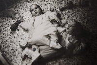 Dvojčata manželů Connollyových Merja a Jimmy, 1963