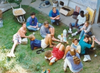 Peter Morée druhý zleva, na brigádě u faráře Pavla Hlaváče v Širokém Dole, léto 1991