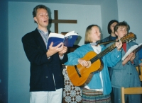 Peter Morée vlevo, v evangelickém sboru na Spořilově, 1996