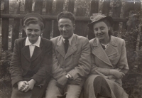 Přátelé z gymnázia. Zleva Věra Junková, Fred Bartoš a maminka pamětnice Vlasta Fajkusová, rozená Schücková, 1938