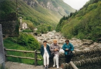 Pamětnice (uprostřed) na setkání Křesťanských žen v Locarnu, 2002