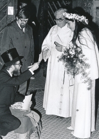 Svatba, zleva Filip Karfík, Daniel Kroupa, Jiří Reinsberg a Věra Karfíková, roz. Votavová, 1984