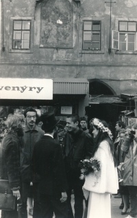 Svatba pamětníka. Zleva Jan Lorenc, Josef Moural, Filip Karfík, Michal Singer a Věra Karfíková, před Týnským chrámem, 1984