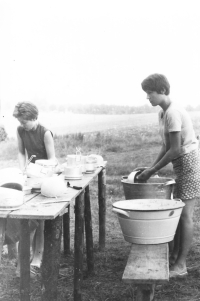Jana Kašparová myje nádobí během letních brigád. 60. léta 20. století 