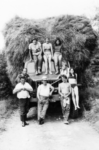 Letní brigády, pamětnice sedí na autě uprostřed. Cca 60. léta 20. století 