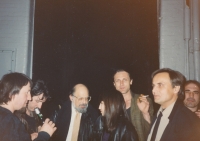 Pamětník (druhý zleva) po koncertu v New Yorku s Alanem Ginsbergem (třetí zleva), duben 1989