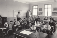 Dáša Zouharová v první třídě, vpravo dole