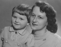 Pamětnice s nejstarší dcerou Zdenou v roce 1959