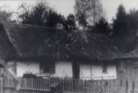 Dům babičky a dědečka Prachov čp. 21, v místnosti vlevo se schovávali angličtí letci, 40. léta 20. století