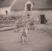 Jaroslav Kropáček na statku v Protivíně, 1943