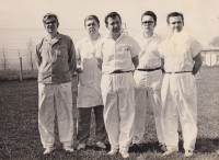 Jaroslav Kropáček s kolegy z podniku MAPE z výzkumné skupiny - Eduard Svoboda, Václav Přibáň, František Ulrich, Václav Hyncl (zprava), Mydlovary, 1969
