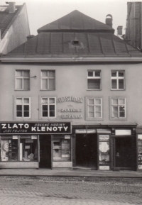 Dům číslo popisné 13 na náměstí v Jaroměři před narozením Marie Fejtkové