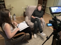 Nahrávání rozhovoru s Marií Petrovou pro projekt Příběhy našich sousedů 